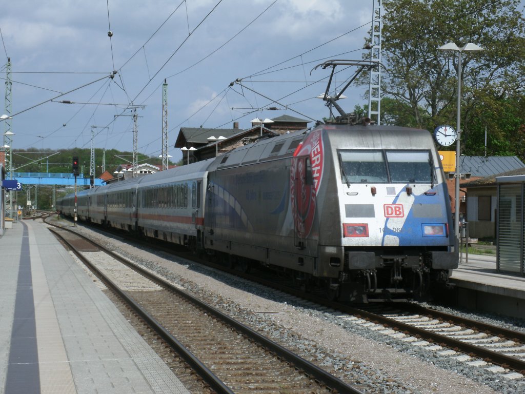 Pnktlich zur Abfahrtszeit:14:50 Uhr schob 101 060,am 11.Mai 2012,den IC 2212 Koblenz-Binz,aus dem Bahnhof Bergen/Rgen.