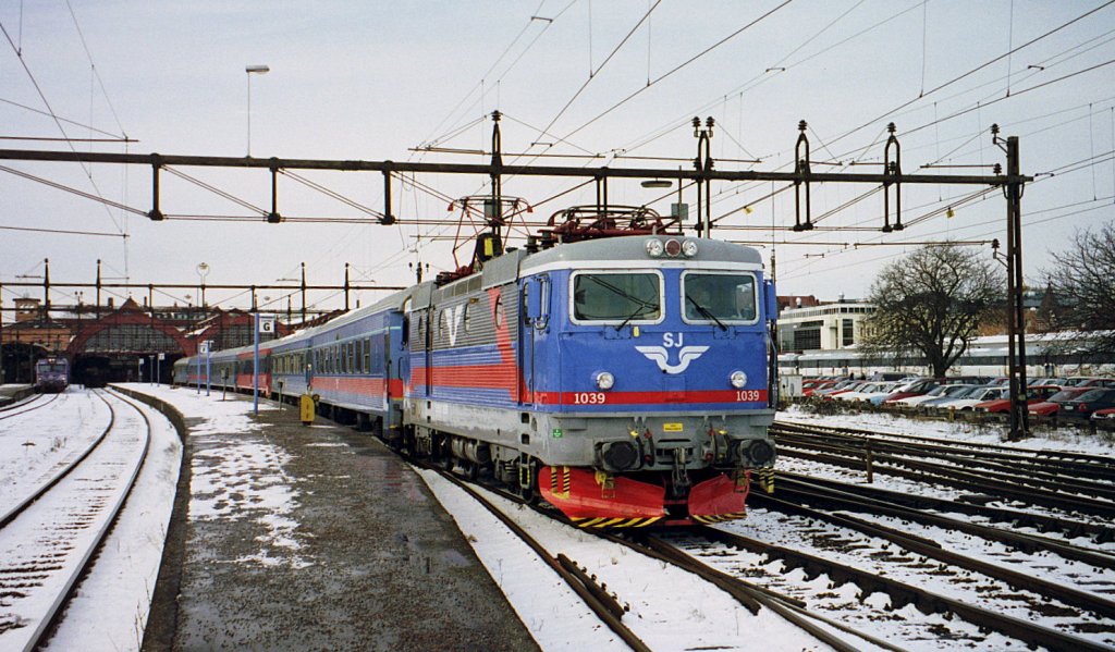 Rc 1039 mit IC nach Glve bei der Ausfahrt in Malm am 20. Mrz 2001.