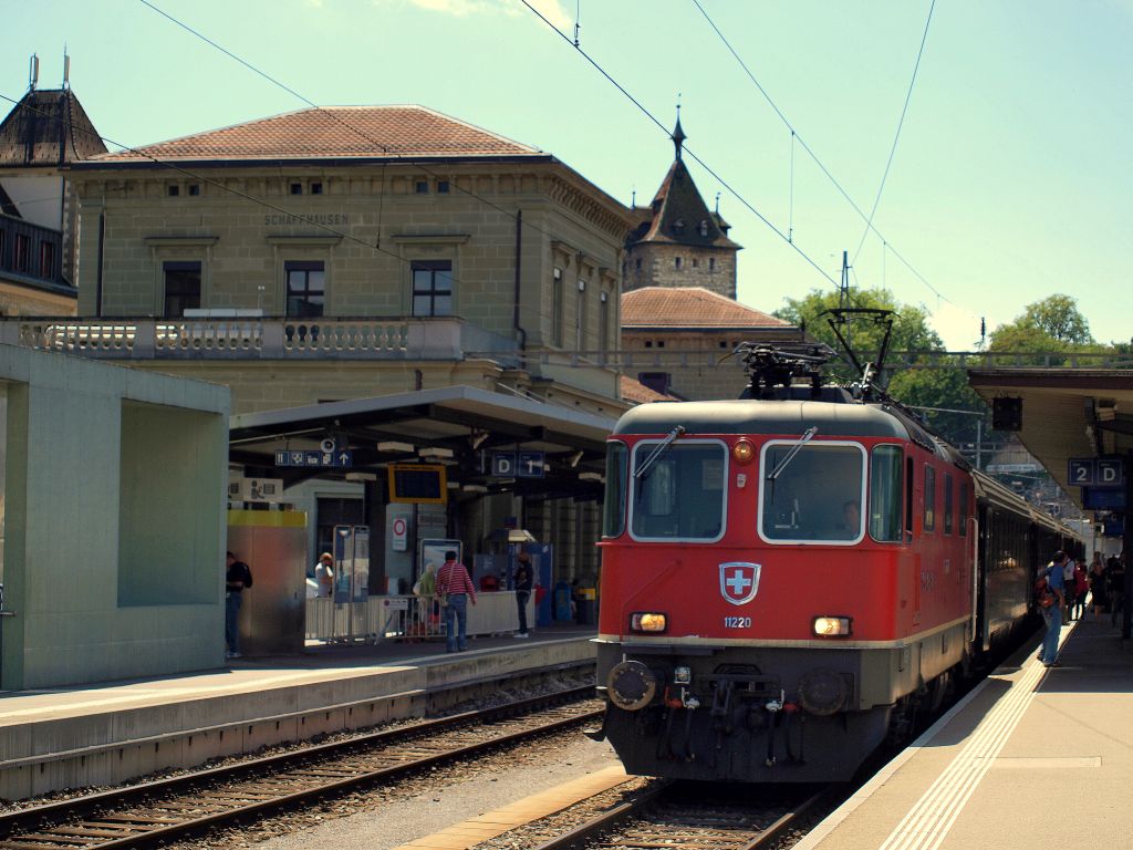 RE 4/4 2 Baujahr 1971 stand mit dem IC nach Stuttgart von Zrich im Bahnhof Schaffhausen abfahrbereit am 9.8.
