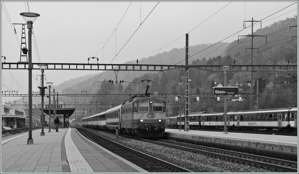 Re 4/4 II 11109  Swiss Express  mit dm EC 96 in Stein Sckingen.
6.Nov. 2011