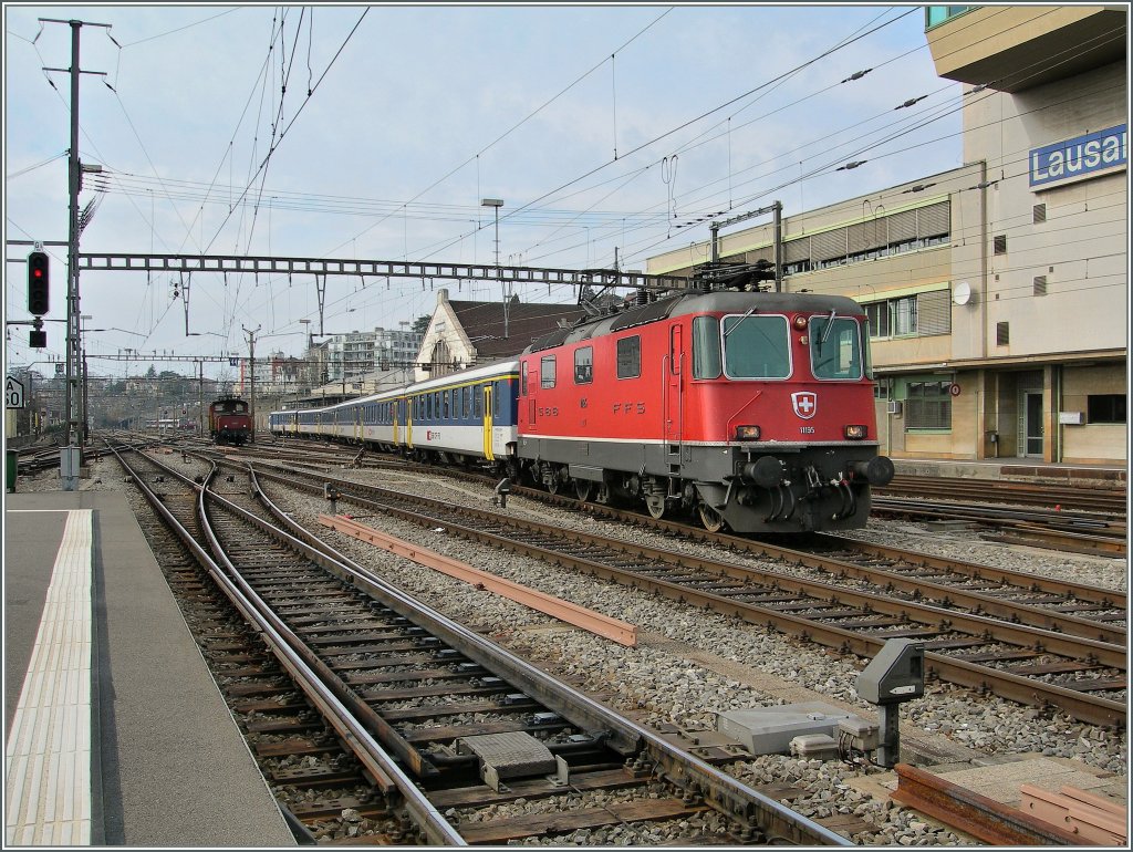 Re 4/4 II 11195 erreicht mit einem RE Lausanne. 
26.02.2011