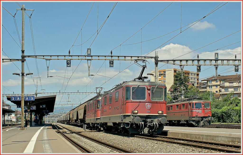 Re 4/4 II 11295 und eine Schwesterlok mit dem  Spaghetti  Zug in Renens VD.
4. Juni 2010