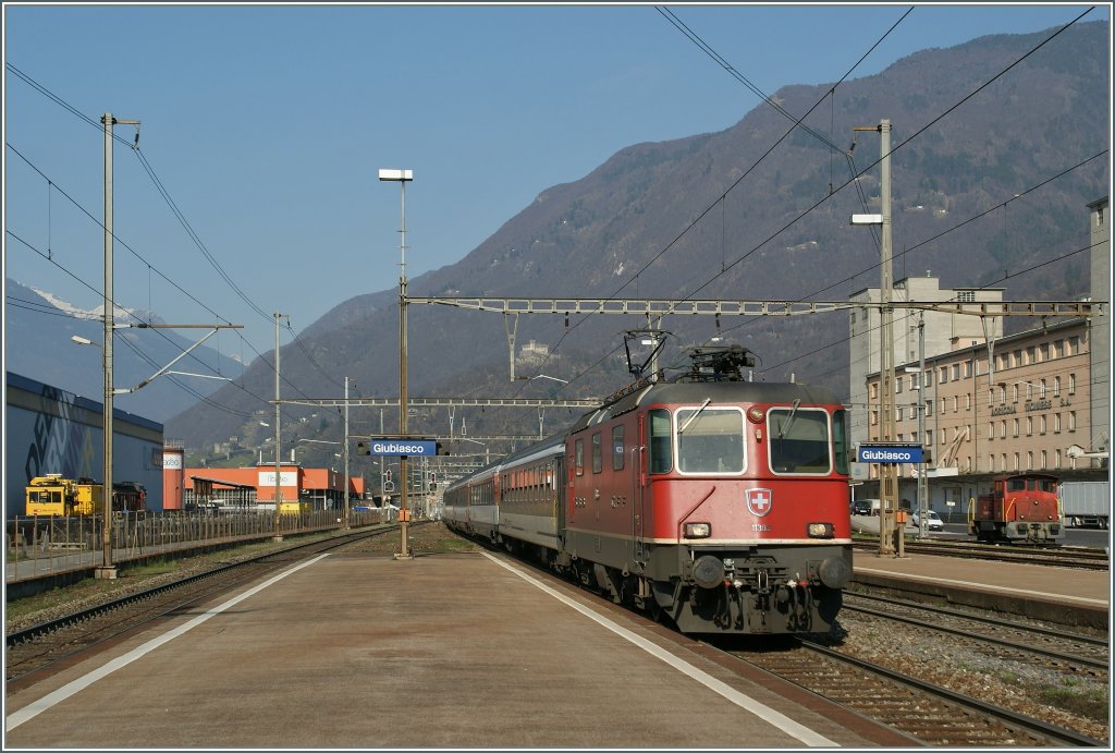 Re 4/4 II 11303 mit einem IR nach Locarno in Giubiasco am 23. Mrz 2011.