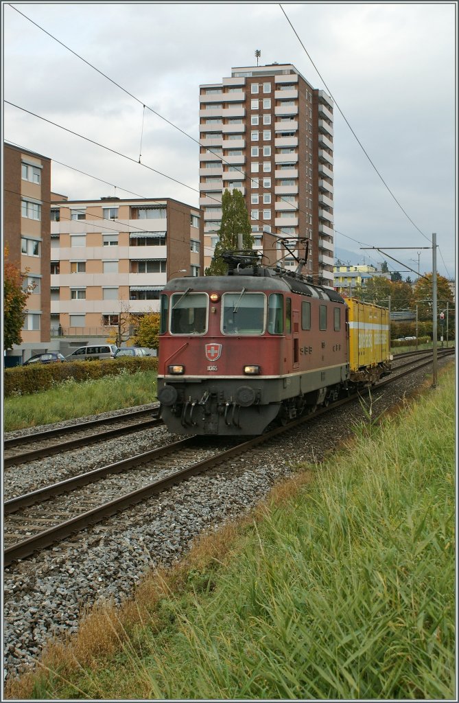 Re 4/4 II 11365 mit einem Mini-Postzug unterwegs bei Grenchen.
19. Oktober 2010