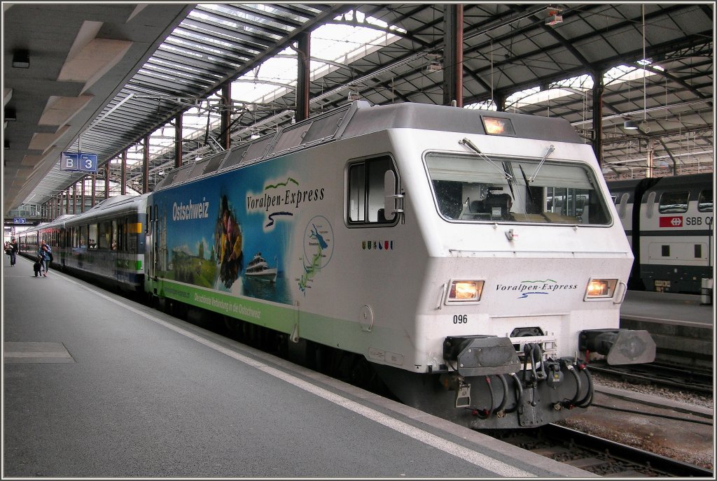 Re 456 092 mit dem Voralpenexpress in Luzern am 11. Mai 2007.