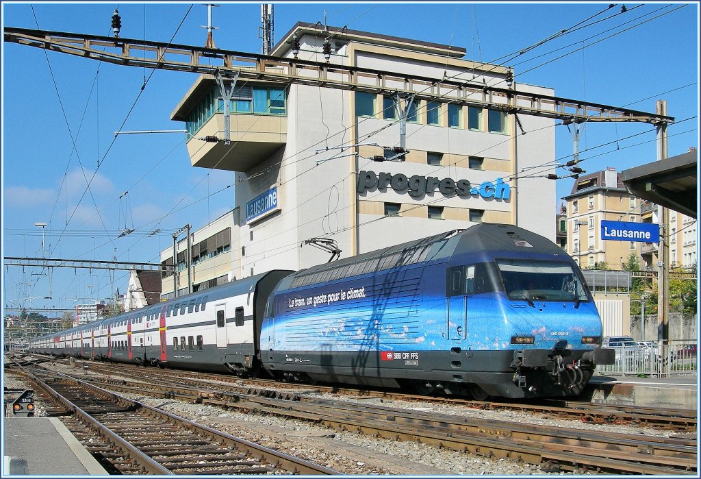 RE 460 002-9 wirbt am 7. Okt vor einem  IC nach St Gallen bei der Einfahrt in Lausanne frden Klima Schutz, bzw. dass die Bahn das Klima schtzt...
