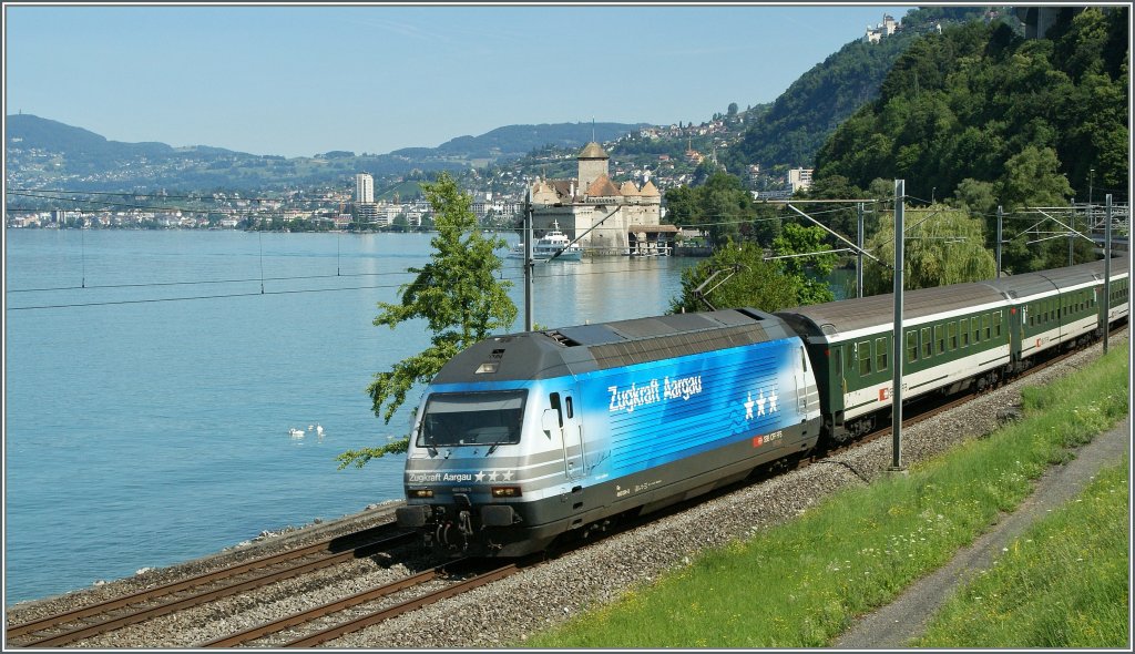 Re 460 024-3  Zugkraft Aargau  beim Chteau de Chillon am 24. Juli 2011.
