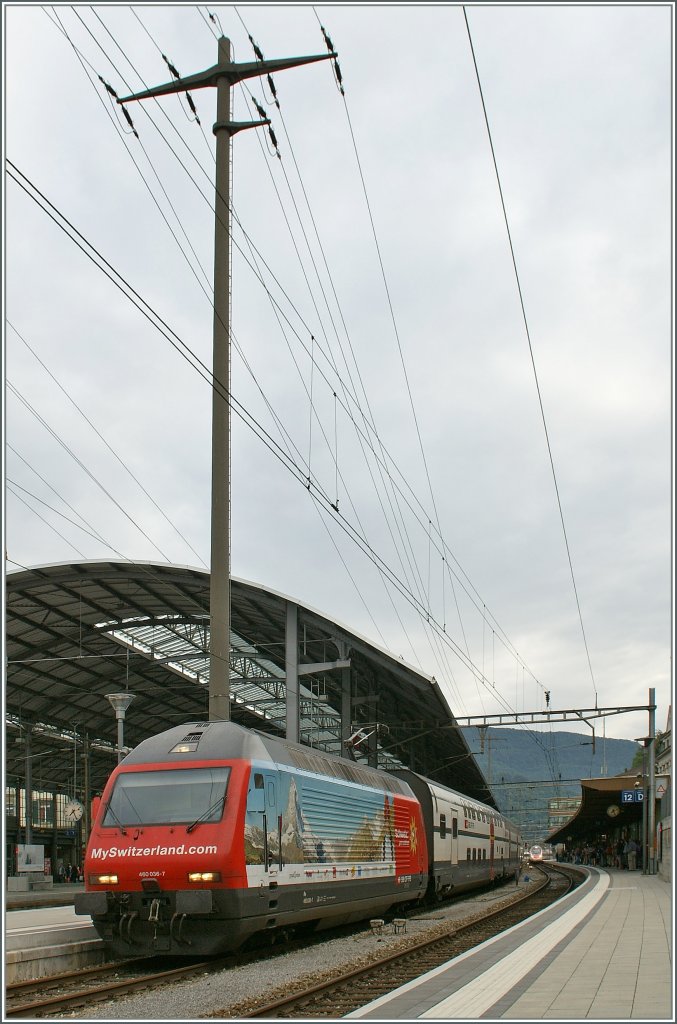 Re 460 036-7 mit einem IC nach Bern in Olten. Da ist kein Mast abgeschnitten - doch sollte man es nicht mal wagen...
25.06.2011