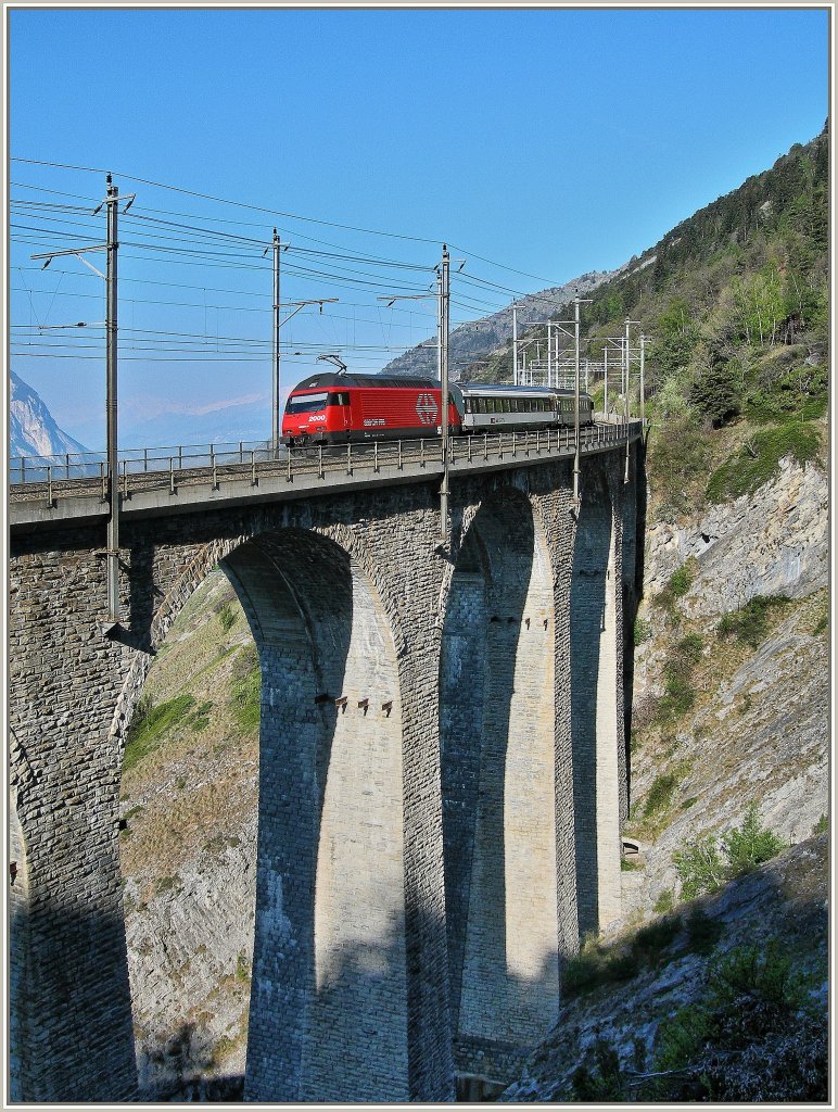 Re 460 schiebt am 21. April 2007 einen IC ber das 116 Meter lange Luegelkinn Viadukt bei Hohtenn (BLS Sdrampe).
