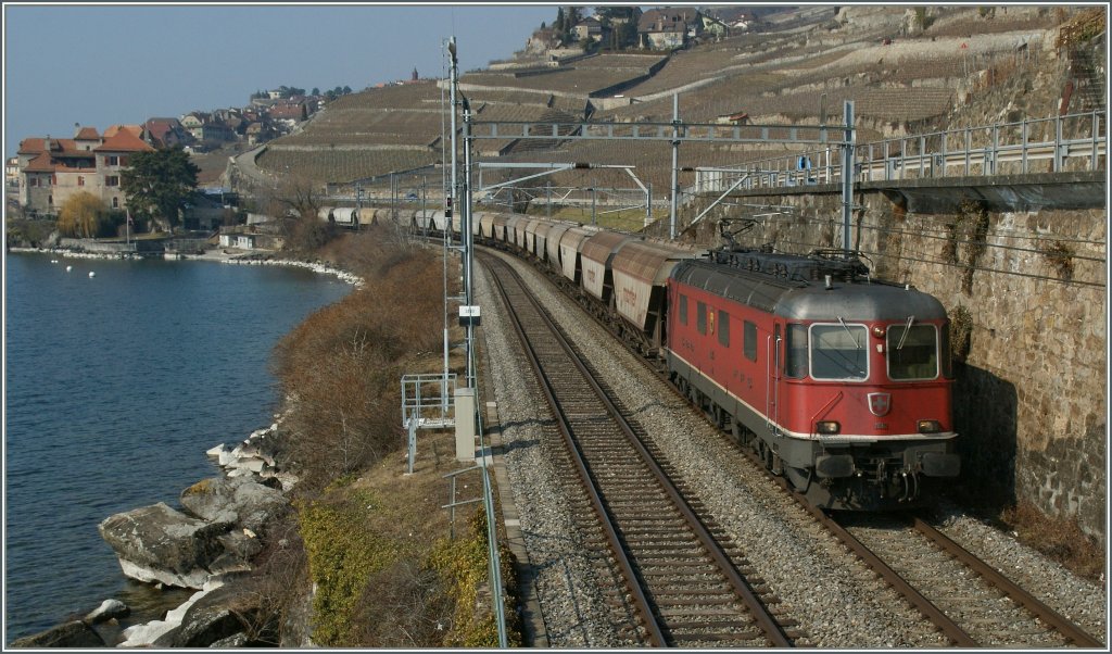 Re 6/6 11614 mit dem  Spaghetti  Zug bei St-Saphorin am 4. Mrz 2012.
