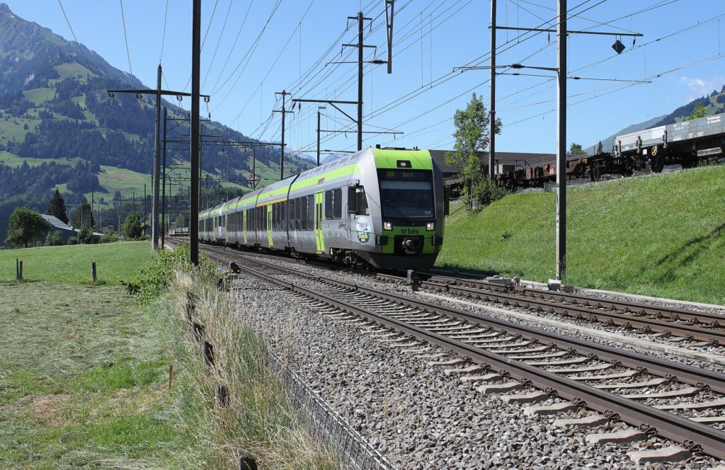 RegioExpress nach Bern kurz hinter dem Bahnhof von Frutigen -  (Frutigen, 31.07.2013)
