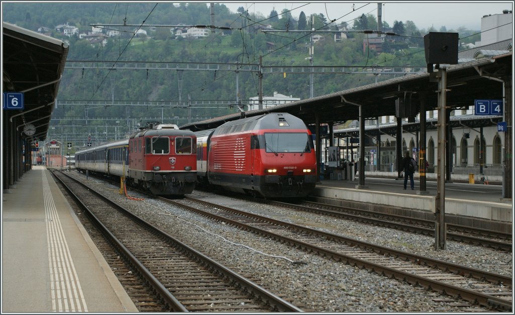Rettungsbung LBT: Die SBB Re 460 030 wartet in Brig mit dem ersten ber den  Berg  umgeleiteten IC Richtung Bern auf die Abfahrt. 
4. Mai 2013