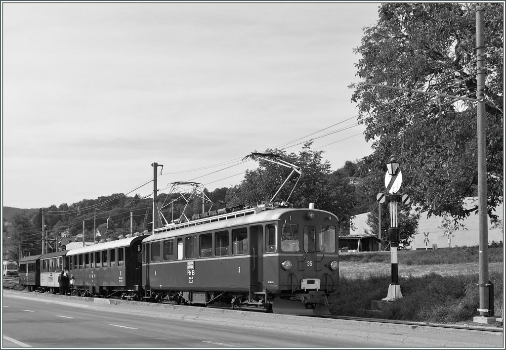 RhB ABe 4/4 N 35 mit ihrem Museumszug auf dem Weg nach Chamby. 
12.06.2011