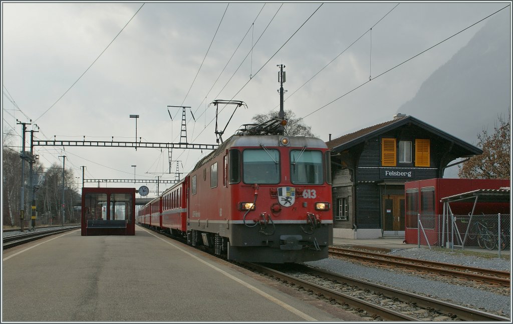 RhB Ge 4/4 II 613 mit einen RE Disentis - Scuol bei der Durchfahrt in Felsberg.
15. Mrz 2013