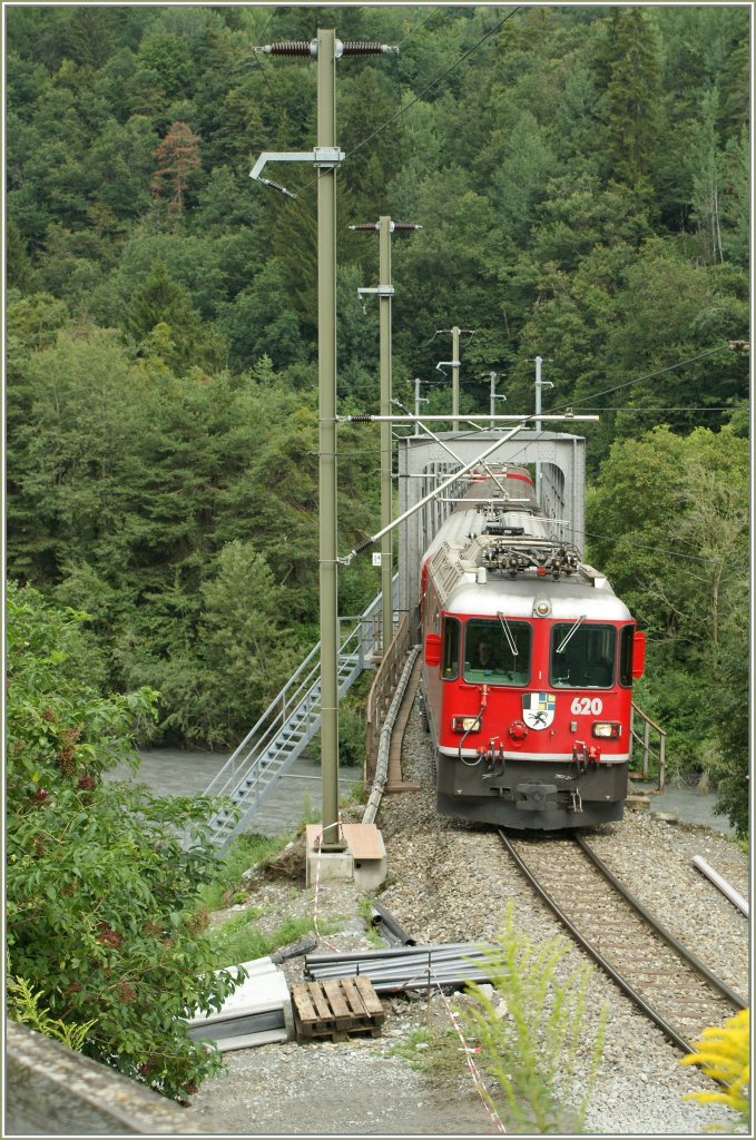 RhB Ge 4/4 II N 622 mit eine RE kurz vor Reichenau. 
13. Aug. 2010