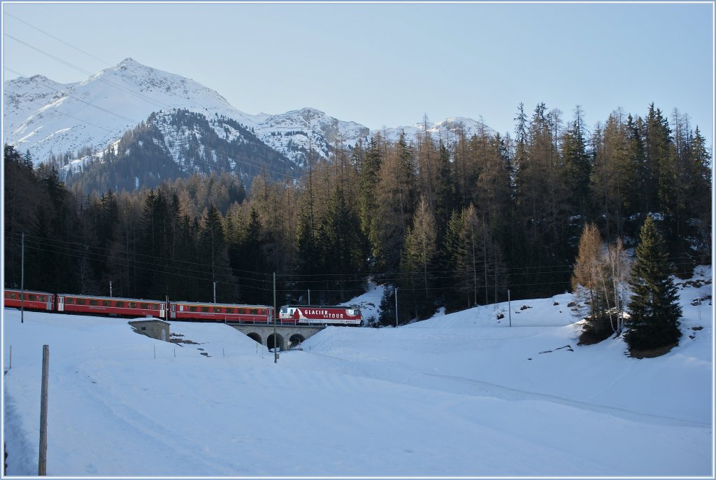 RHB Ge 4/4 III  Glacier Express  mit einem Albula Schnellzug kurz vor Bergn. 16. Mrz 2013