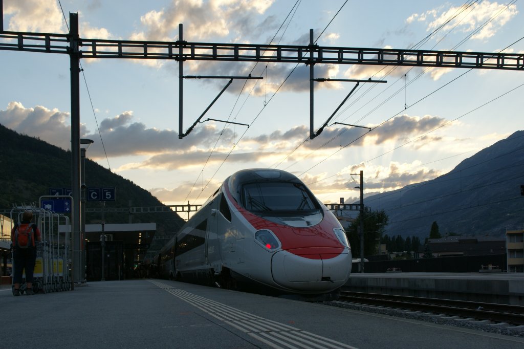 SBB ETR 610 als EC 41 auf dem Weg nach Milano bei dder Durchfahrt in Visp. 
3. Aug. 2012