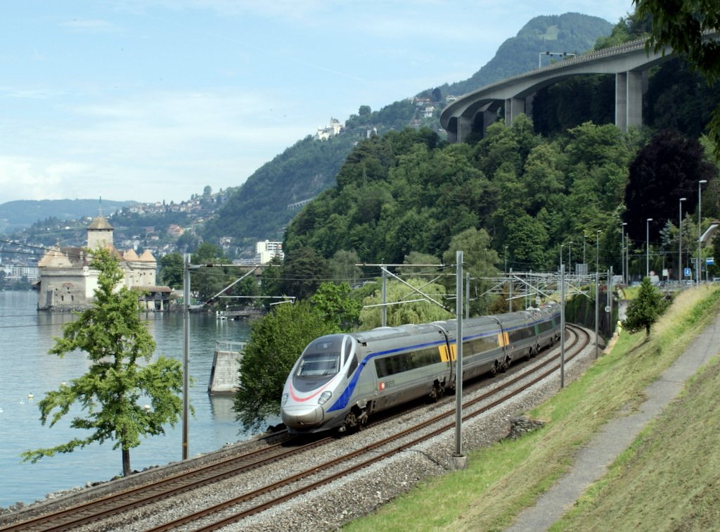 SBB ETR 610 als EC 32 beim Chteau de Chillon am 8. Juni 2010.