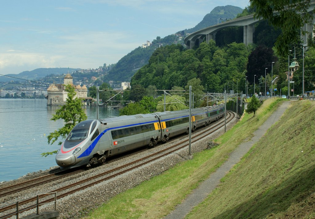 SBB ETR 610 als EC 32 von Milano nach Genve an bekannter Stelle beim Chteau de Chillon am 8. Juni 2010