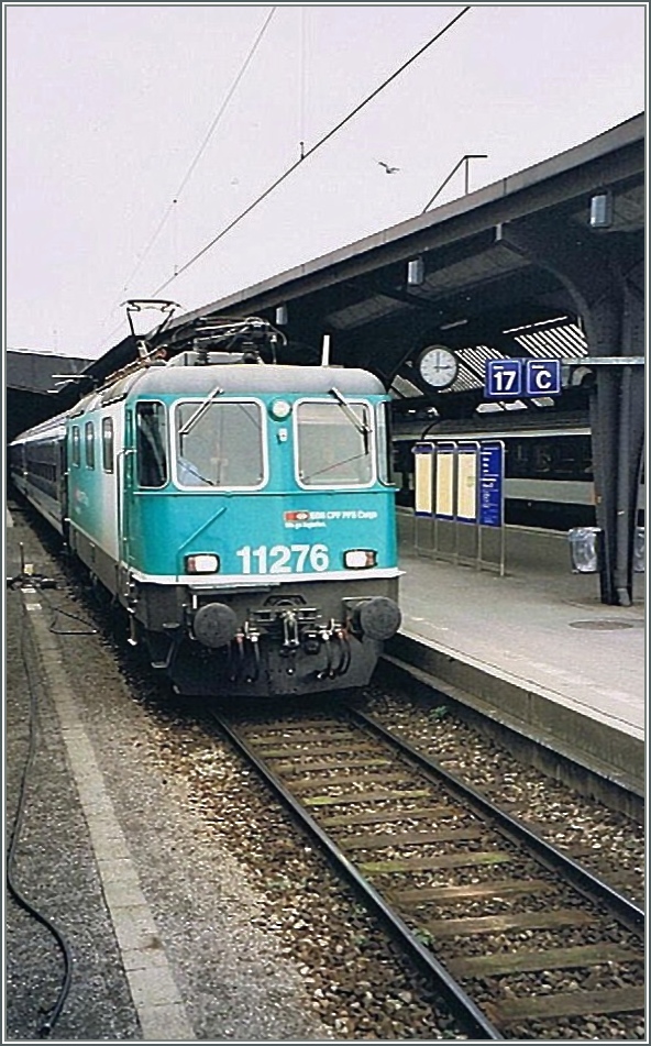 SBB Re 4/4 II 11276 in der nicht serienmssig ausgefhrten SBB Cargo Versuchslackierung in Zrich HB im April 1999.