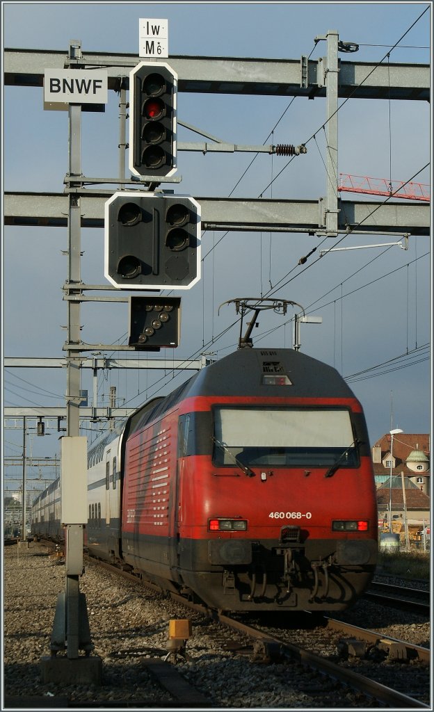 SBB Re 460 068-0 fhrt in Bern Wankdorf beim Einfahrtsigna von Bern Wilerfeld   Bern vorbei.
5. Okt. 2012