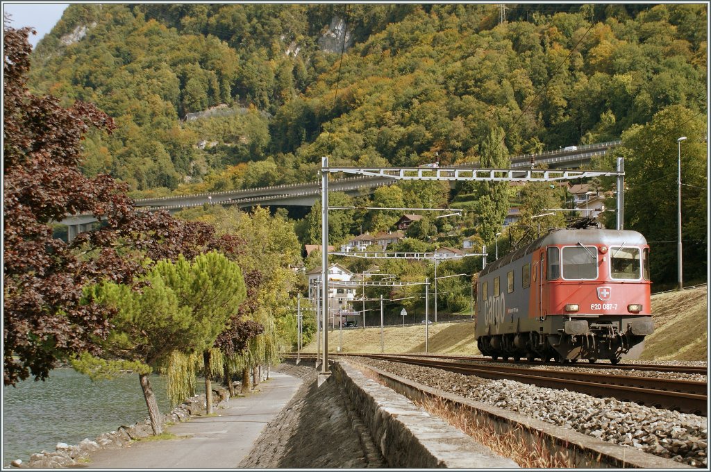 SBB Re 620 087-7 unterwegs am Ufer des herbstlichen Genfersees bei Villeneuve am 4. Okt. 2010.