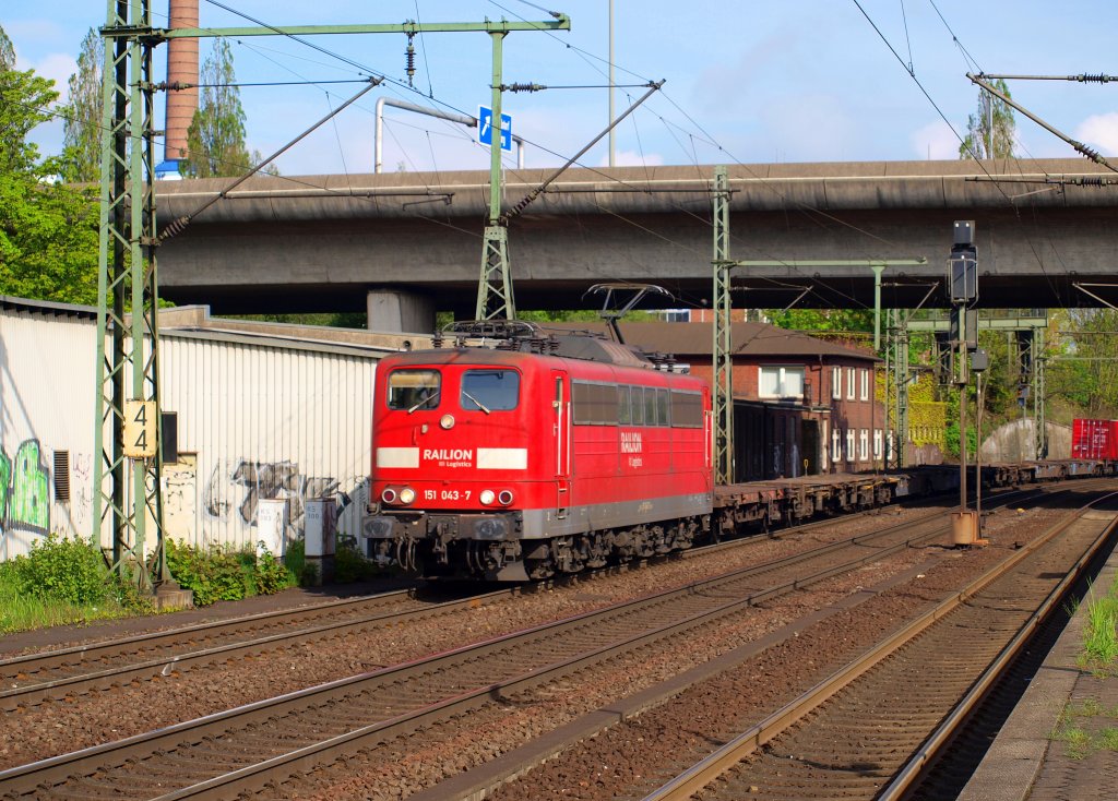 Schn Ausgeleuchtet war die 151 043-7 als sie mit einem Leerzug durch Hamburg-Harburg rauschte am 14.5.