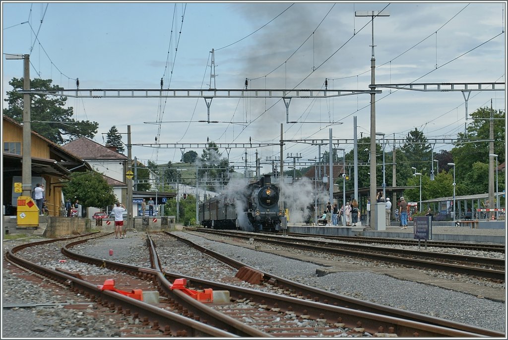 Sie dampft und raucht: Die A 3/5 705 in Murten am 25.Juni 2011. 