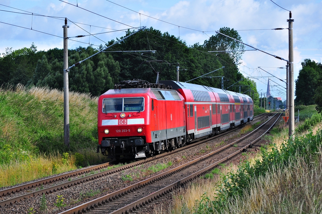 Siem klapperte und drhnte ber die Gleise.Die Geruschkulisse der 120 203 klang sehr ungesund.Trotzdem rollte sie mit dem RE 1 nach Hamburg am 16.07.2012 durch Sildemow ihrem nchsten Halt Schwaan entgegen.