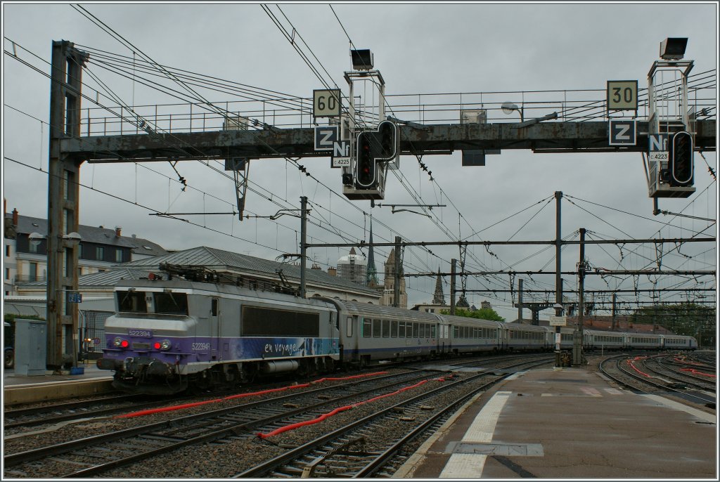 SNCF BB 22 394 verlsst mir ihrem TER nach Lyon Dijon Ville.
22. Mai 2012 