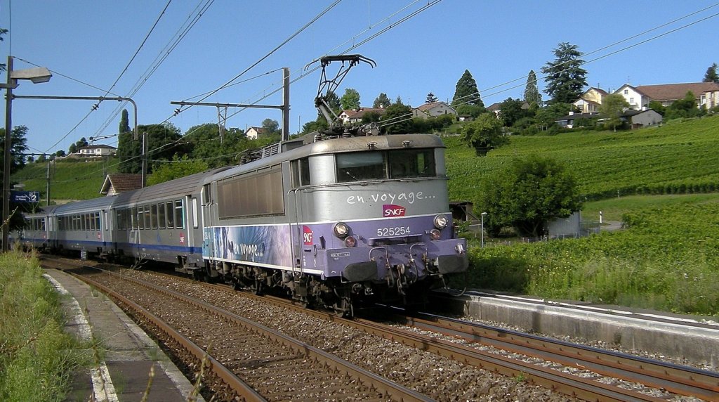 SNCF BB 25254 mit einem TER nach Lyon bei der Durchfahrt in Russin am 5 Mai 2008. 