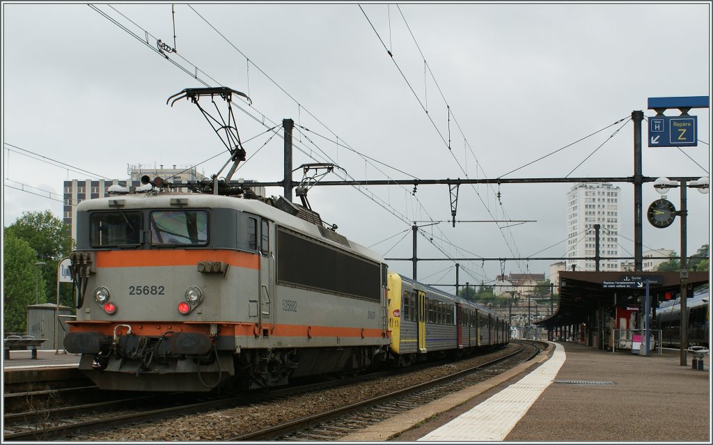 SNCF BB 25682 ist mit ihrem Regionalzug von Dole in Dijon eingetroffen.
22. Mai 2012