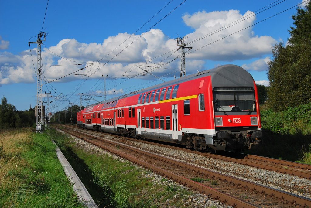 So sieht sie aus,die Rostocker S-Bahn.Dosto Stw(DABgbuzf 760)+2 Leitungswagen(DBuz 749) und einer Lok der BR 143.Ab Dezember 2012 kommen dann auch bei uns die Triebwagen der Baureihe 442 zum Einsatz und machen aus Rostock endgltig ein Triebwagenparadies.
