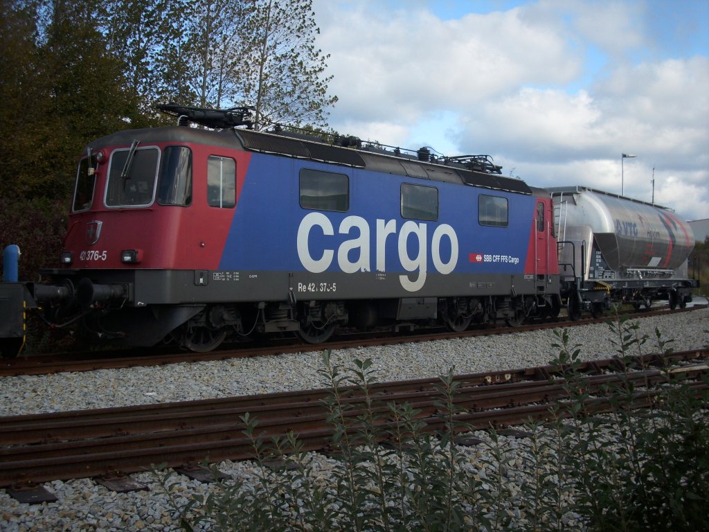 Sogar Schweizer Loks verirren sich bis nach Mukran.Hier stand Re 421 376 am 14.Oktober 2009 stromlos in Mukran.