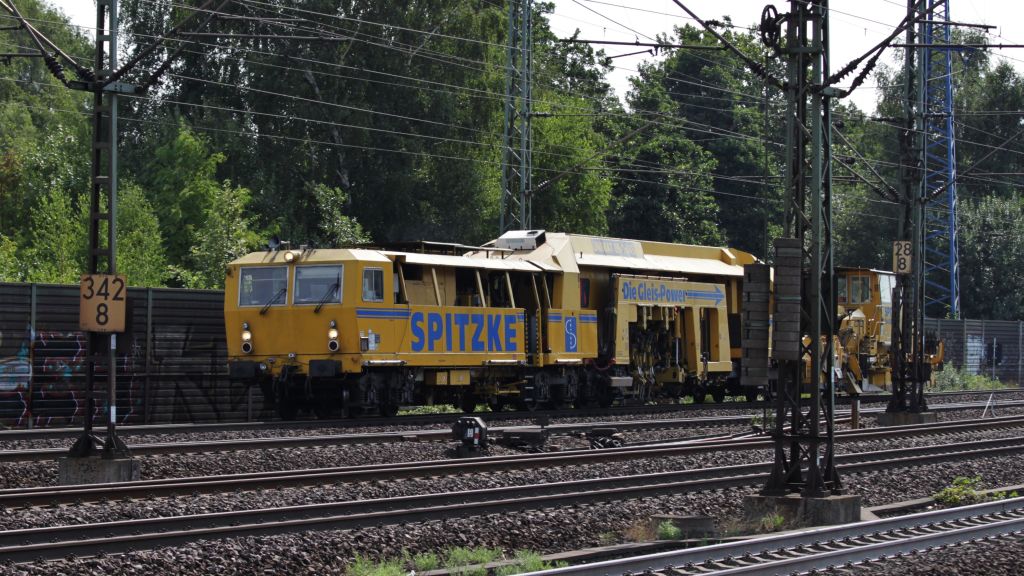 Spitzke war mit einem Gleisstopfer und einer Schotterprofiliermaschine auch am 13.08.10 in Hamburg Harburg vertreten