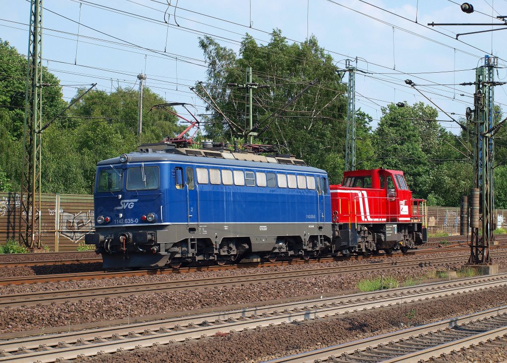 SVG 1142 635-0 fuhr mit einer Crossrail Mak im Schlepp durch den Bahnhof Hamburg-Harburg. 24.6. Hamburg-Harburg