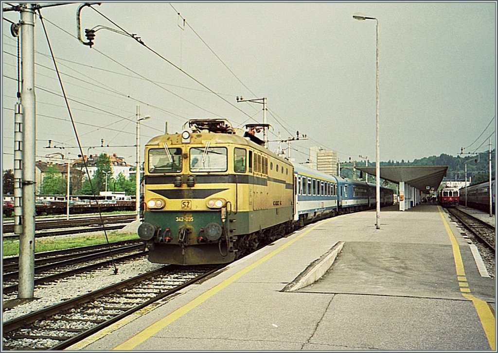 SZ 343-035 mit dem IC  Drava  Venezia-Budapest in Ljubljana im Frhjahr 2001.
(analoges Foto ab CD)  