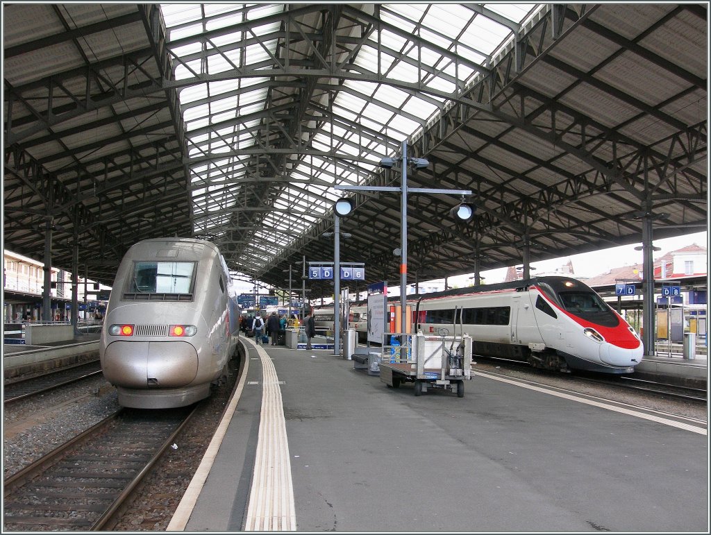 TGV Lyria nach Paris und ETR 610 von Milano in Lauanne am 15. Okt. 2012