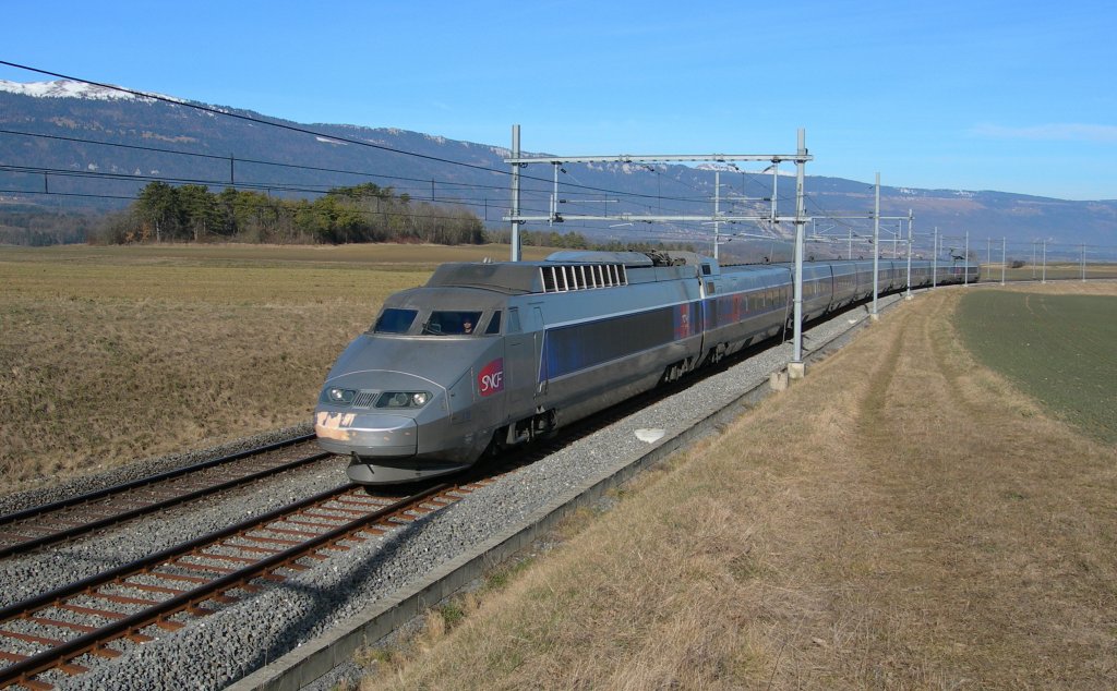 TGV Lyria nach Paris kurz nach Arnex im Waadtlnder Jura.
28. Jan. 2008