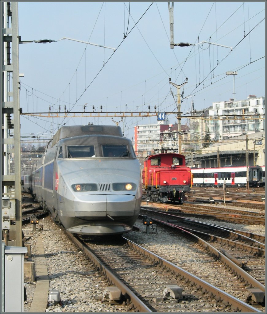 TGV Lyria von Paris und die Ee 3/3 N 16410 in Lausanne. 
13.02.2011