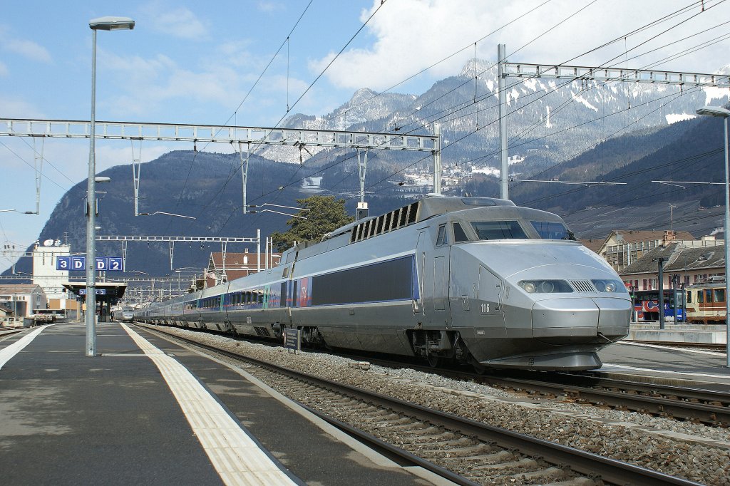 TGV Lyria von Paris nach Brig beim Halt in Aigle am 20. Februar 2010.