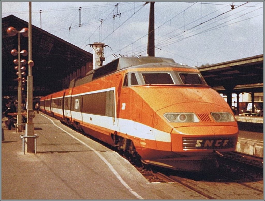 TGV in seiner orange Ursprungslackierung in Lyon Perrache 9. April 1982.
Gescannts Bild.