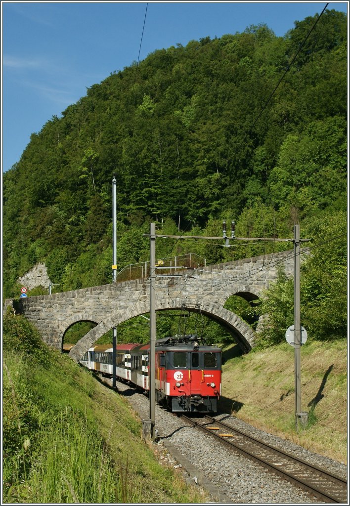 Todgesagte leben lnger: der 72 jhrige De 4/4 110 021-3 mit einem IR Interlaken - Luzern bei Niederried. 
5. Juni 2013