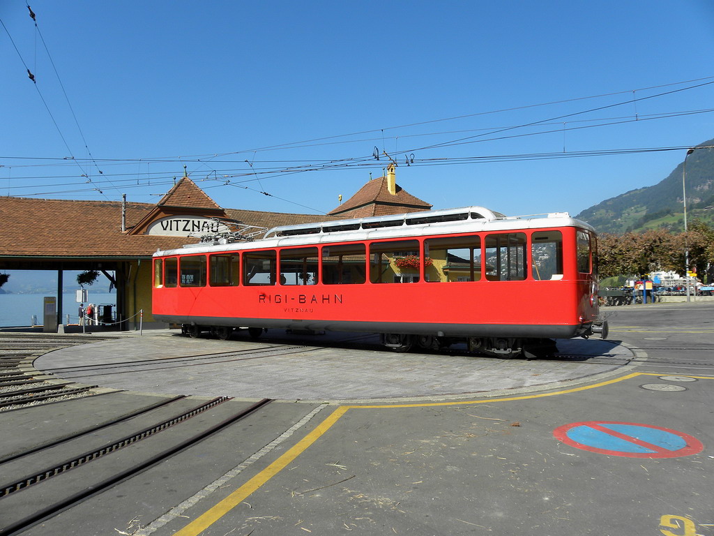 Triebwagen auf der Drehscheibe in Vitznau.