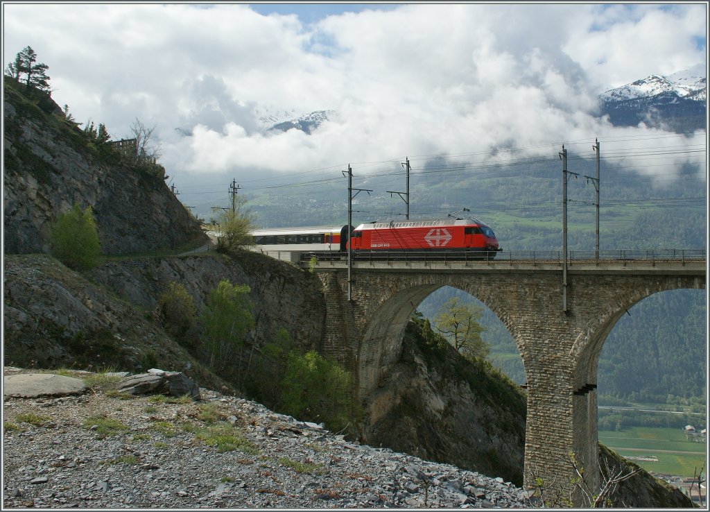Umleitungsverkehr auf der BLS Bergstrecke: eine Re 460 auf dem Lugelkin-Viadukt bei Hohtenn.
4. Mai 2013