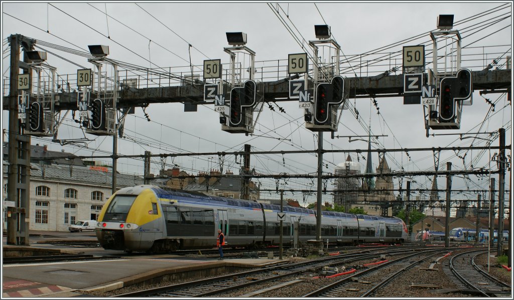 Unter der grossen Signalbrcke verlsst ein moderner Triebzug verlsst Dijon.
22. Mai 2012