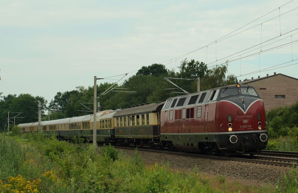 V 200 116 dieselte mit dem DPE 334 von Warnemnde nach Kln Hbf durch Klecken am 29.6.11.