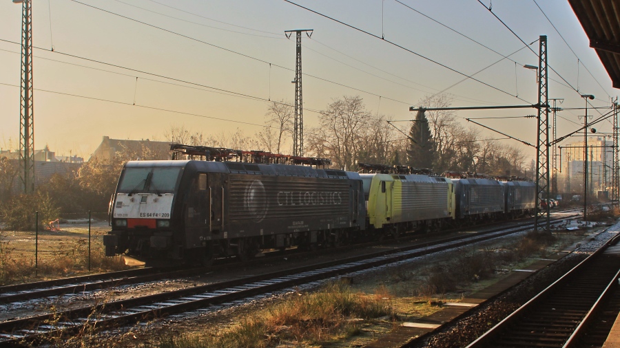 Vier abgestellte 189er am 29.01.11 in Mnchengladbach. Es handelt sich um ES 64 F4-209, ES 64 F4-205, ES 64 F4-106 und ES 64 FS-109.