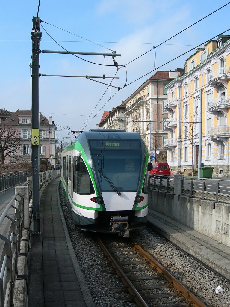 Von der Mtro zur Straenbahn - der LEB RBe 4/8 erreicht vom Tunnel kommend das Strassenniveau.
1. Mrz 2011