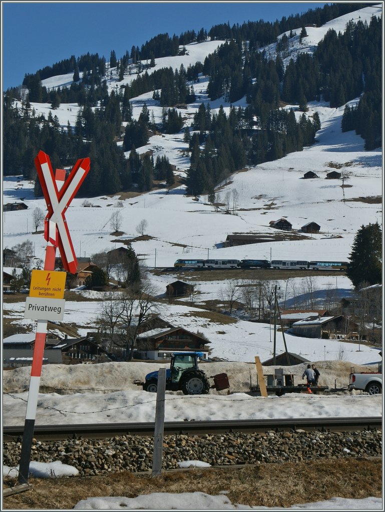Vor wenigen Minuten fuhr der der Goldenpass Zug von Montreux nach Zweisimmen hier vorbei...
13. Mrz 2012